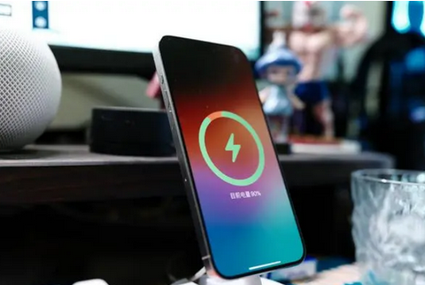 大竹苹果15换屏服务分享用什么充电器给iPhone15充电更好 
